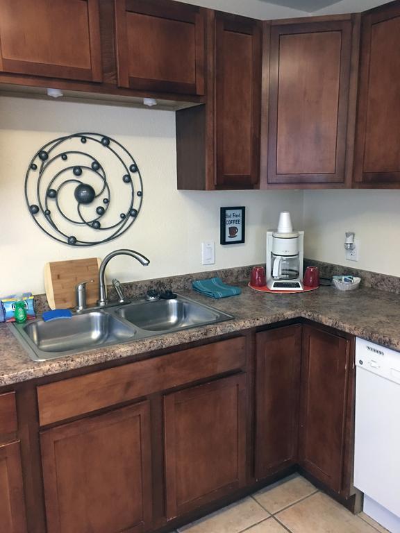 Anchorage Uptown Suites Екстериор снимка