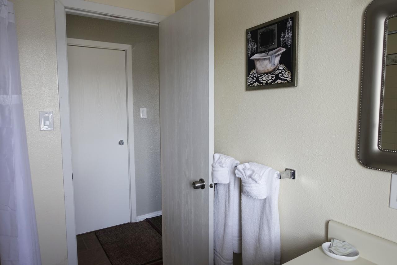 Anchorage Uptown Suites Екстериор снимка