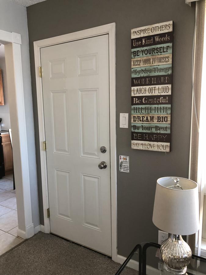Anchorage Uptown Suites Екстериор снимка